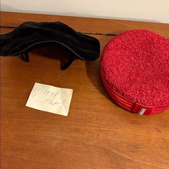 Set of 2 1948 Vintage Fashion Hats 1 Red Pillbox / 1 Black Velvet main image 15